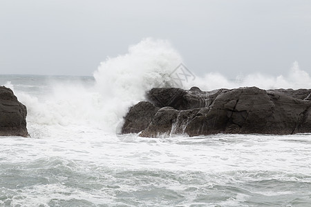 海浪撞击岩石的暴风海蓝色海岸海洋危险力量天气飓风泡沫海啸海滩图片