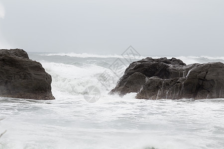 海浪撞击岩石的暴风海地平线蓝色海啸海滩海岸风暴力量泡沫天气海洋图片