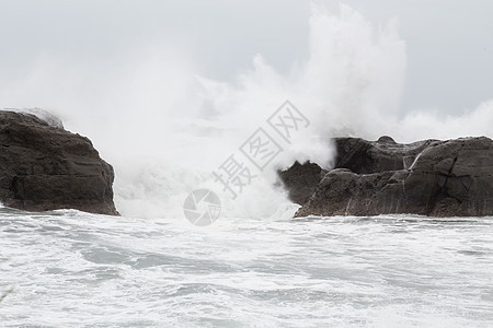 海浪撞击岩石的暴风海多云海岸风暴海滩海啸天气天空飓风力量海景图片