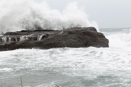 海浪撞击岩石的暴风海多云飓风海啸气旋天空风暴力量海景危险海洋图片