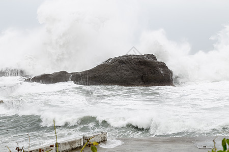 海浪撞击岩石的暴风海飓风地平线海景泡沫蓝色海啸力量天空风暴天气图片
