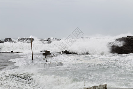 海浪撞击岩石的暴风海力量泡沫天空海景多云地平线风暴海洋危险海滩图片