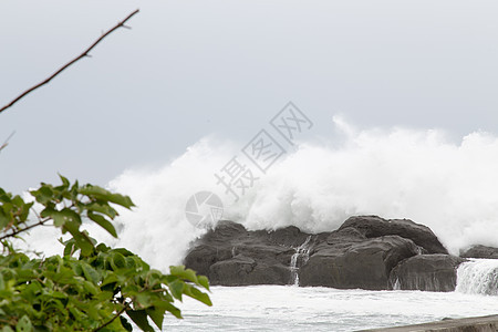 海浪撞击岩石的暴风海天气多云危险风暴海景力量气旋蓝色地平线海啸图片