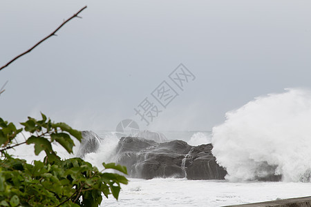 海浪撞击岩石的暴风海海啸危险蓝色海岸地平线天气泡沫海洋飓风天空图片