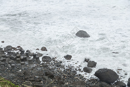 海浪撞击岩石的暴风海多云危险飓风海岸风暴海啸地平线海景天气海洋图片