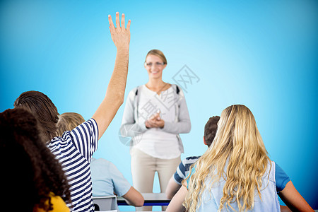 学生在课堂上举手的复合形象高等教育班级教育大学教授女士知识男人课程蓝色图片