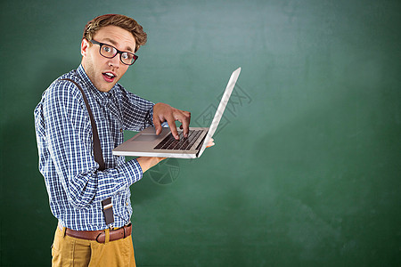 使用笔记本电脑的怪人商务人士综合图像计算机眼镜衬衫专注男性数字吊带裤黑板潮人商务图片