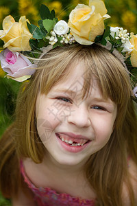 6岁女孩穿着花圈 微笑 婴儿牙齿掉下来图片