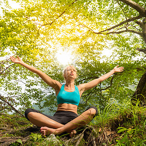 女人在美丽大自然中放松平衡沉思身体幸福太阳福利女士锻炼专注精神图片