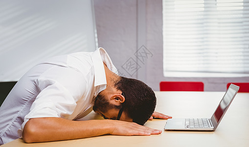 临时商务人士在书桌上觉得疲劳无力桌子休闲混血商务男人职场电脑笔记本办公室技术背景图片