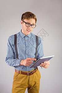 使用平板电脑的基基商务人士触摸屏极客微笑人士吊带裤休闲衬衫职业男人眼镜图片