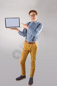 带着笔记本电脑的基基商务人士微笑男人男性展示吊带裤潮人商务休闲极客衬衫图片