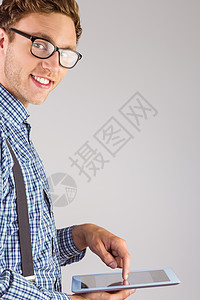 使用平板电脑的基基商务人士微笑极客男性潮人休闲商务滚动触摸屏格纹职业图片