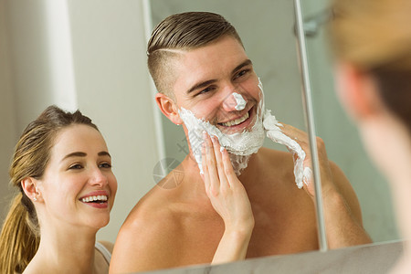 女人用剃须泡沫泡在男朋友脸上感情女性公寓反射家庭浴室房子剃须膏快乐闲暇图片