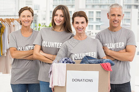 以捐赠箱向自愿者微笑捐赠福利志愿团队盒子帮助男人团体伙伴职业图片