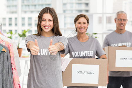 捐物资手持捐赠箱的微笑志愿者工作同事人士团体男性双手商业帮助商务手势背景