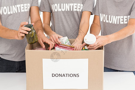 捐物资志愿人员对捐款进行分类福利机构同事伙伴职业捐赠人士团队女士商业背景