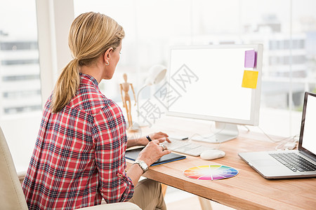 使用数字化器和计算机的临时设计师人士手写笔键盘女士电脑显示器商业商务女性平面设计师屏幕图片