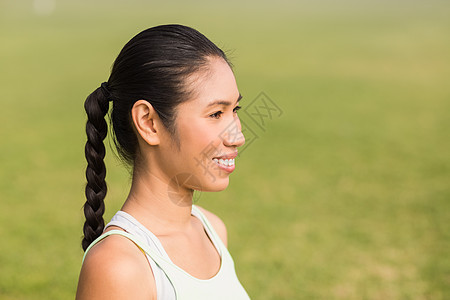 微笑的体育女运动员向远看图片