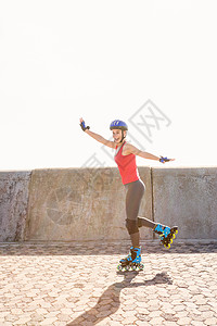 无忧无虑运动 金发滑溜冰护理微笑旱冰调子晴天头盔滚刀女性快乐乐趣图片