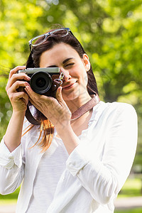 美丽的黑发美女 在公园拍照的照片阳光棕色服装爱好快乐女性农村摄影晴天相机图片