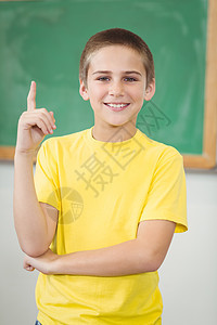 微笑的学生在课堂上举手瞳孔手指教育手势学习幼儿园学校童年快乐知识图片