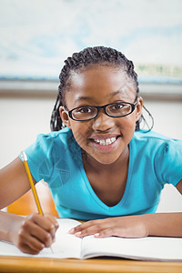在她办公室的教室里工作时微笑的学生写作铅笔小学生学习幼儿园黑色小学知识女性早教图片