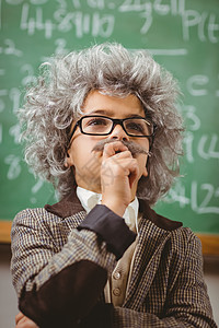 小爱因斯坦在课堂上 在黑板前思索图片
