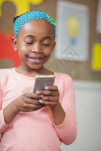 在教室使用智能手机的可爱学生技术学校教育童年女孩瞳孔知识智力女性黑色图片