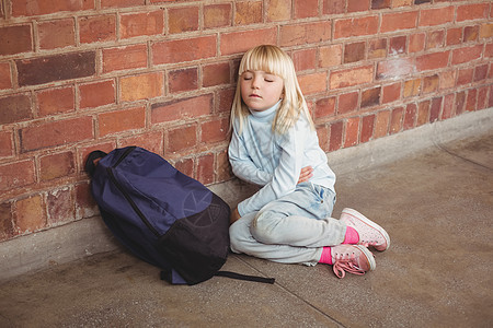 孤单坐在地上的悲惨学生女性小学生寂寞哭泣教育知识悲伤学校忧郁女孩图片