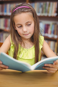 图书馆书桌旁的小学生阅读书小学生女性班级教育女孩桌子知识早教阅读课堂图片