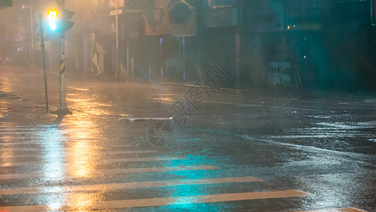街上大雨风暴液体反射街道飞溅雨滴圆圈下雨行人城市图片