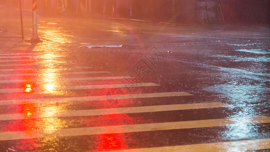 水墨雨街上大雨飞溅洪水下雨场景雨滴天气圆圈台风反射水坑背景