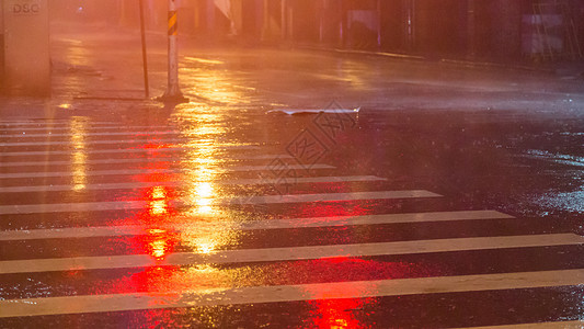 街上大雨反射水坑城市场景街道洪水风暴下雨液体天气图片