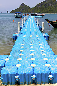 绿色环礁湖港汉干湾的塑料码头海岸线图片