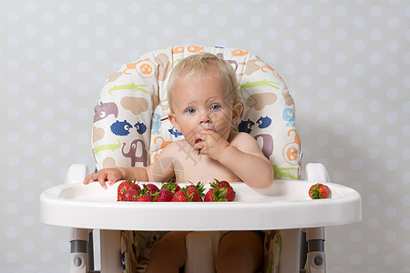 婴儿女孩吃草莓生活方式食物饮食浆果生长快乐早餐营养椅子小吃图片