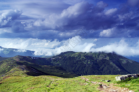 山区高原景观喀尔巴阡山 乌克兰森林爬坡阴霾国家环境草地植物高地季节风景图片