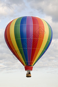 热空气气球云间漂浮休闲运动爱好航班娱乐热气飞机天空飞行航空图片