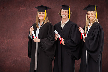3名身着研究生袍 带着毕业文凭的微笑学生的综合形象计算机绘图证书长发男性长袍毕业生大学女士桌子图片