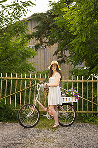 带自行车的快乐女孩喜悦乐趣卷曲国家旅行假期骑术购物篮子场地图片
