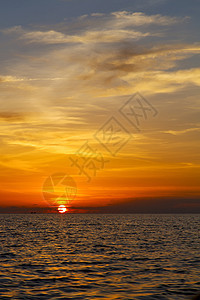 日出时的泰兰港湾海岸海图片