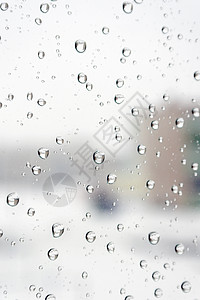 在寒冬的雨天驾驶时间薄雾雨滴运动蓝色建筑物灰色窗户天空图片