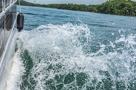 在快艇后面湖边的波浪旅行海洋天空假期钓鱼力量娱乐海浪游艇速度图片