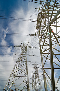 高压电压输电线蓝天公用事业网格系统钢结构电缆电网力量电气两极图片