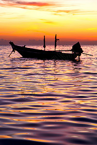 日出船在泰兰太湾南海海岸线图片