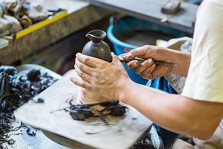 在陶器轮上工作的手班级模具学习手指陶器文化老师贸易男人黏土图片