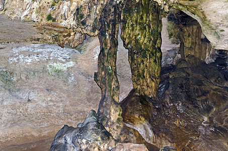 Ledenika洞穴的美丽风景石笋黄色红色奶油灰色绿色石头构象钟乳石岩石图片