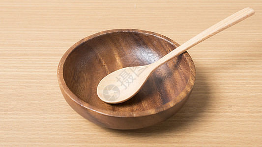 木碗和勺子厨具烹饪白色项目棕色桌子食物厨房用具盘子图片