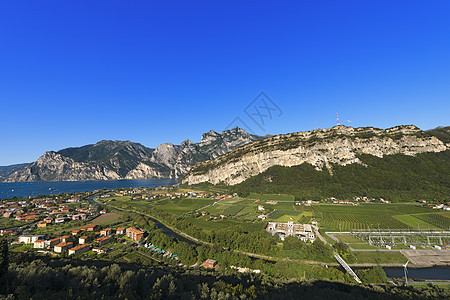 托博勒湖和加尔达湖     意大利特伦蒂诺全景城市讽刺冲浪风景顶峰旅游岩石悬崖环境图片