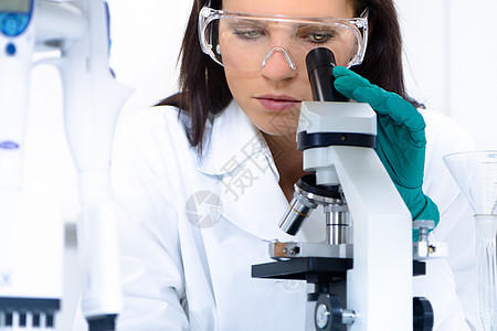 实验室里的年轻化学家研究工作女性药品显微镜器皿实验医院玻璃科学家图片